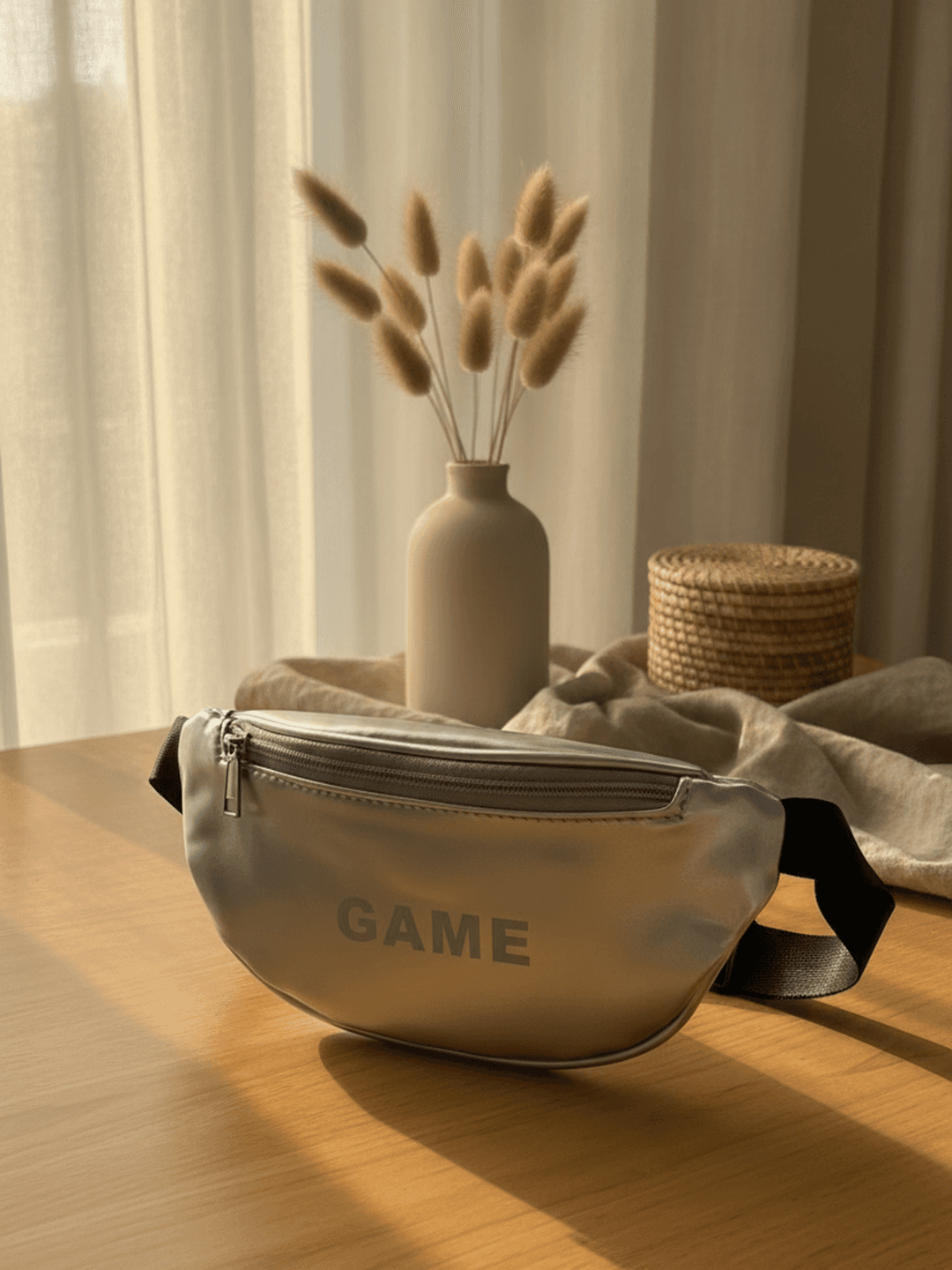 حقيبة خصر لامعة بلون فضي وطبعة GAME وسحّاب أمامي من ميدو